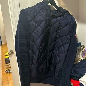 Used women’s Canada Goose HyBridge® Quilted Knit Hoody
Navy Blue